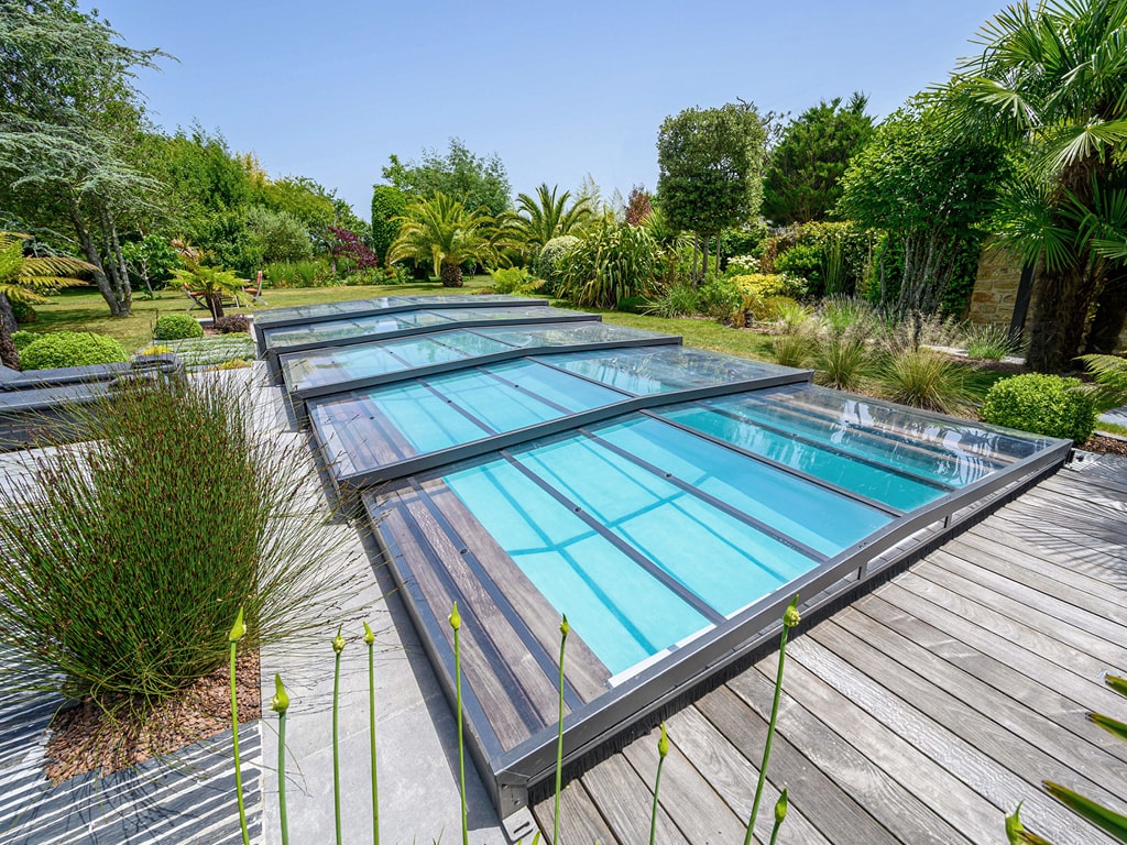 Abris de piscine semi-plat (© Gustave Rideau)