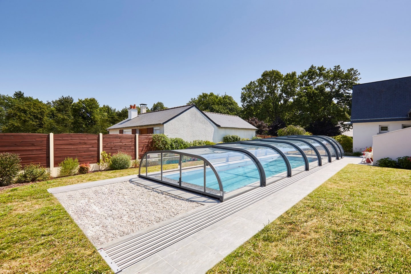 Abris de piscine mi-haut (© Gustave Rideau)