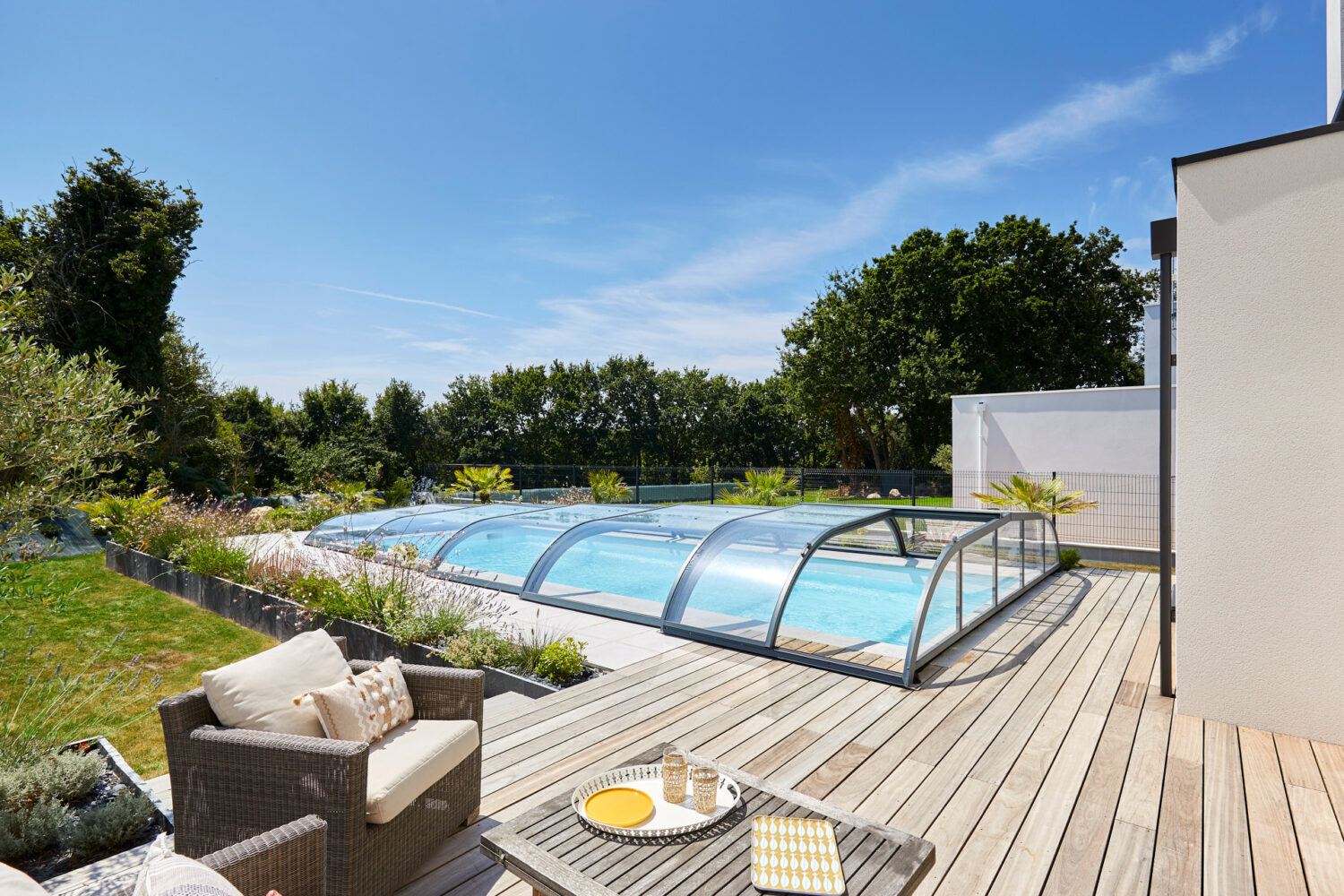 Abris de piscine bas (© Gustave Rideau)