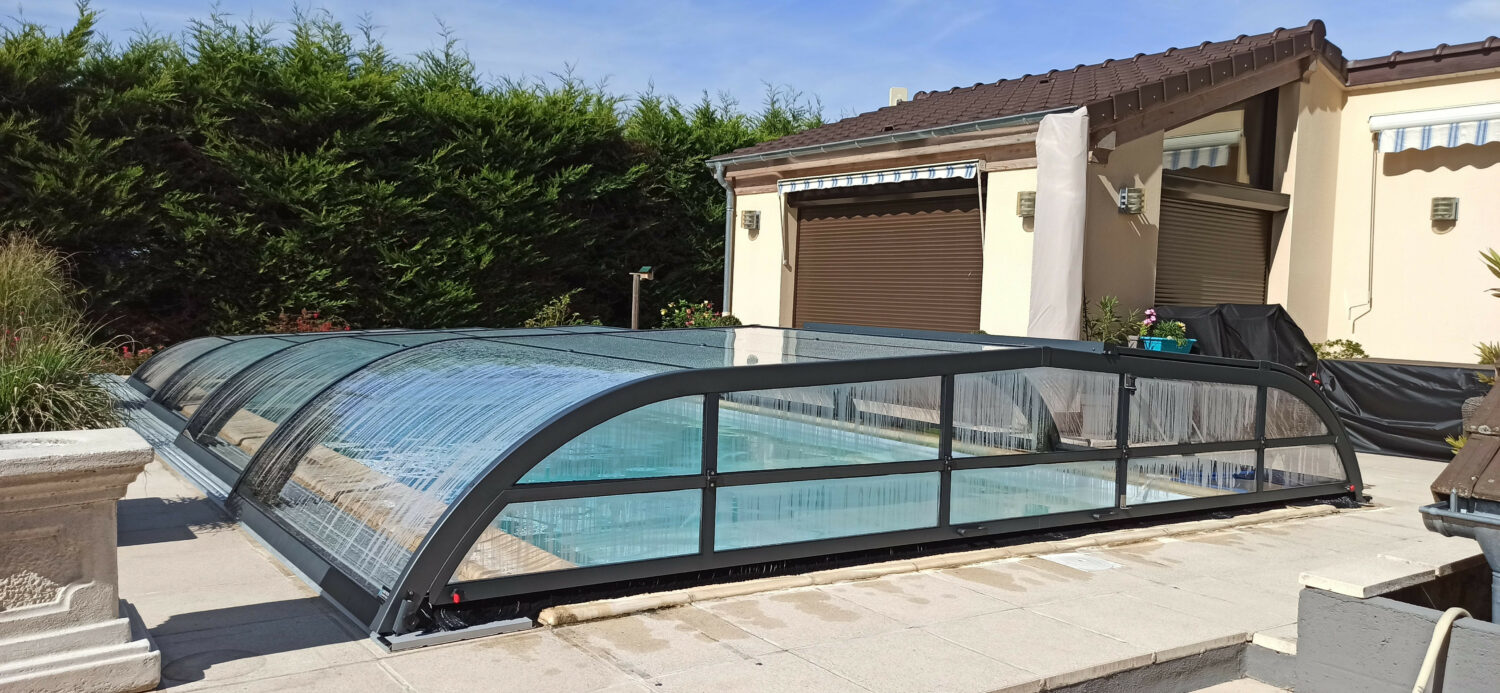 Abris de piscine bas (© a&b menuiserie)