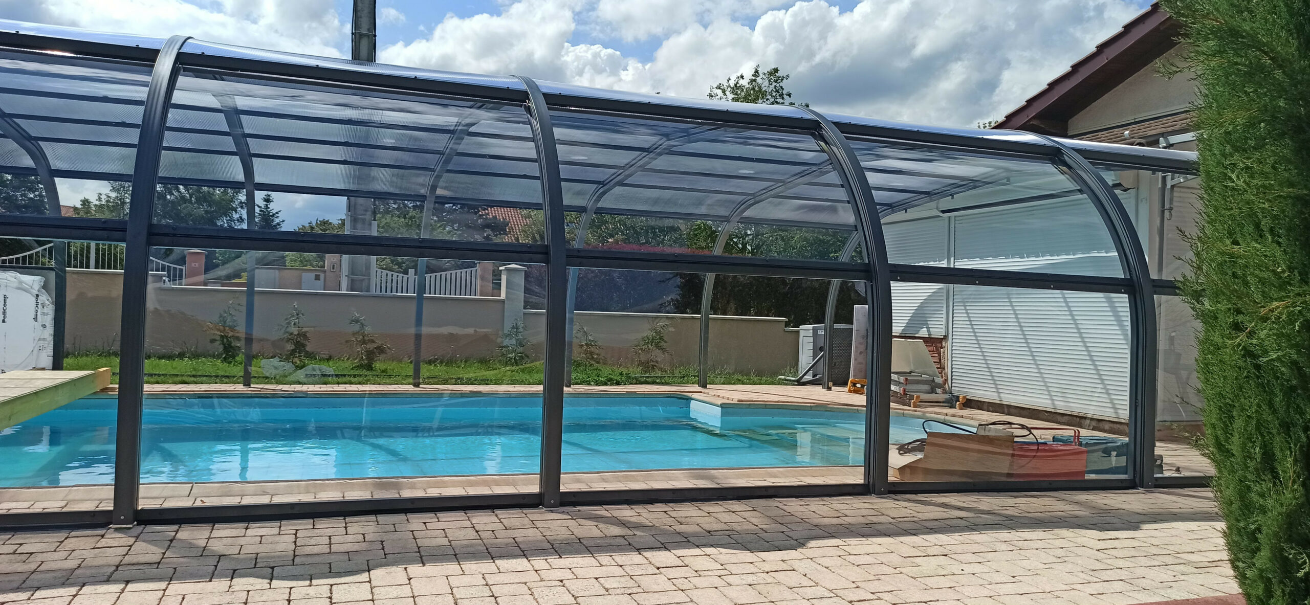 Abris de piscine haut (© a&b menuiserie)
