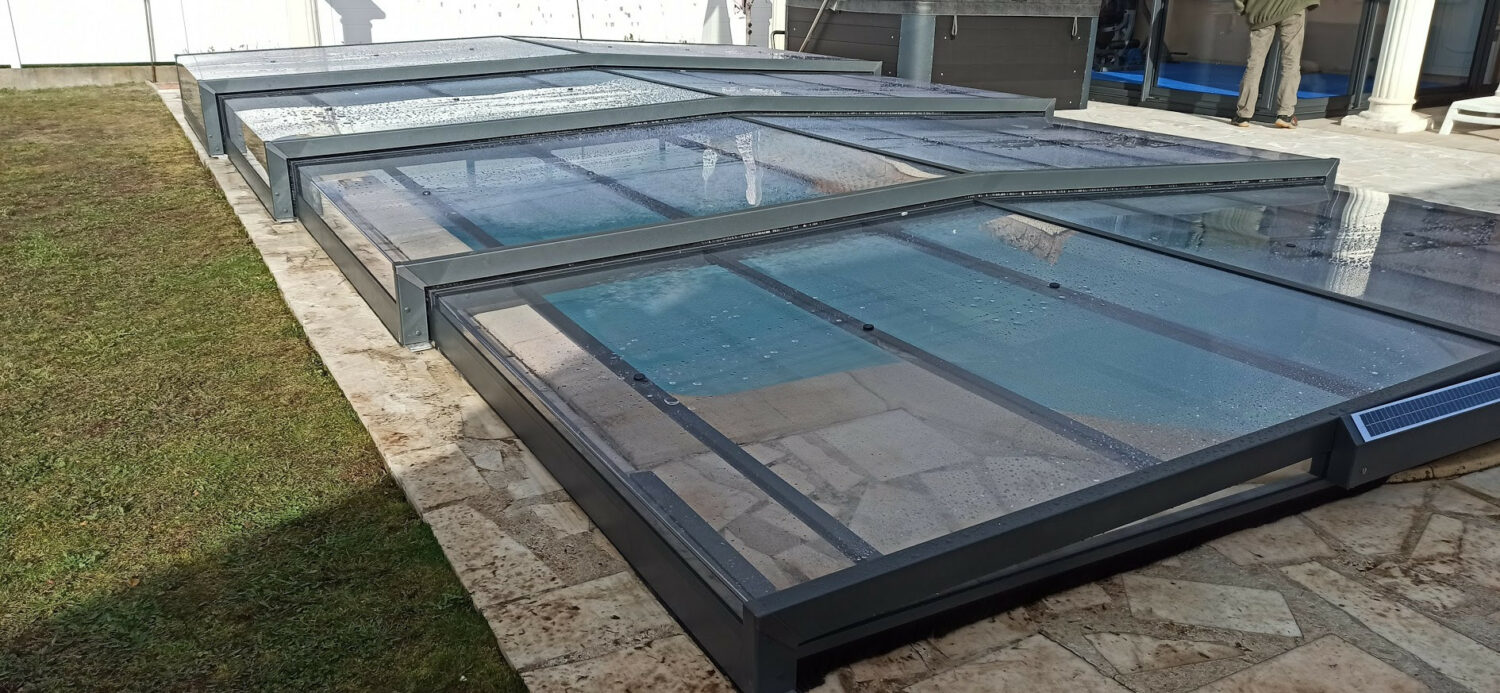 Abris de piscine semi-plat (© a&b menuiserie)