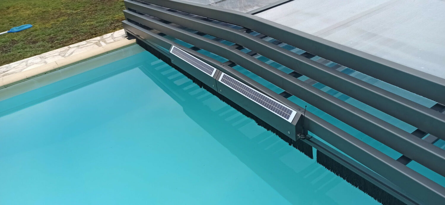 Abris de piscine semi-plat (© a&b menuiserie)