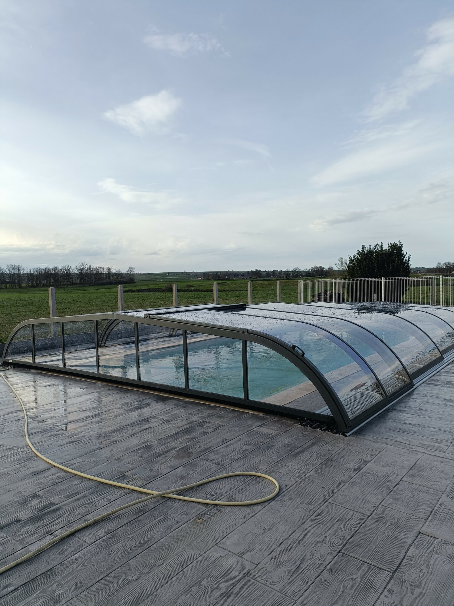 Abris de piscine bas (© a&b menuiserie)
