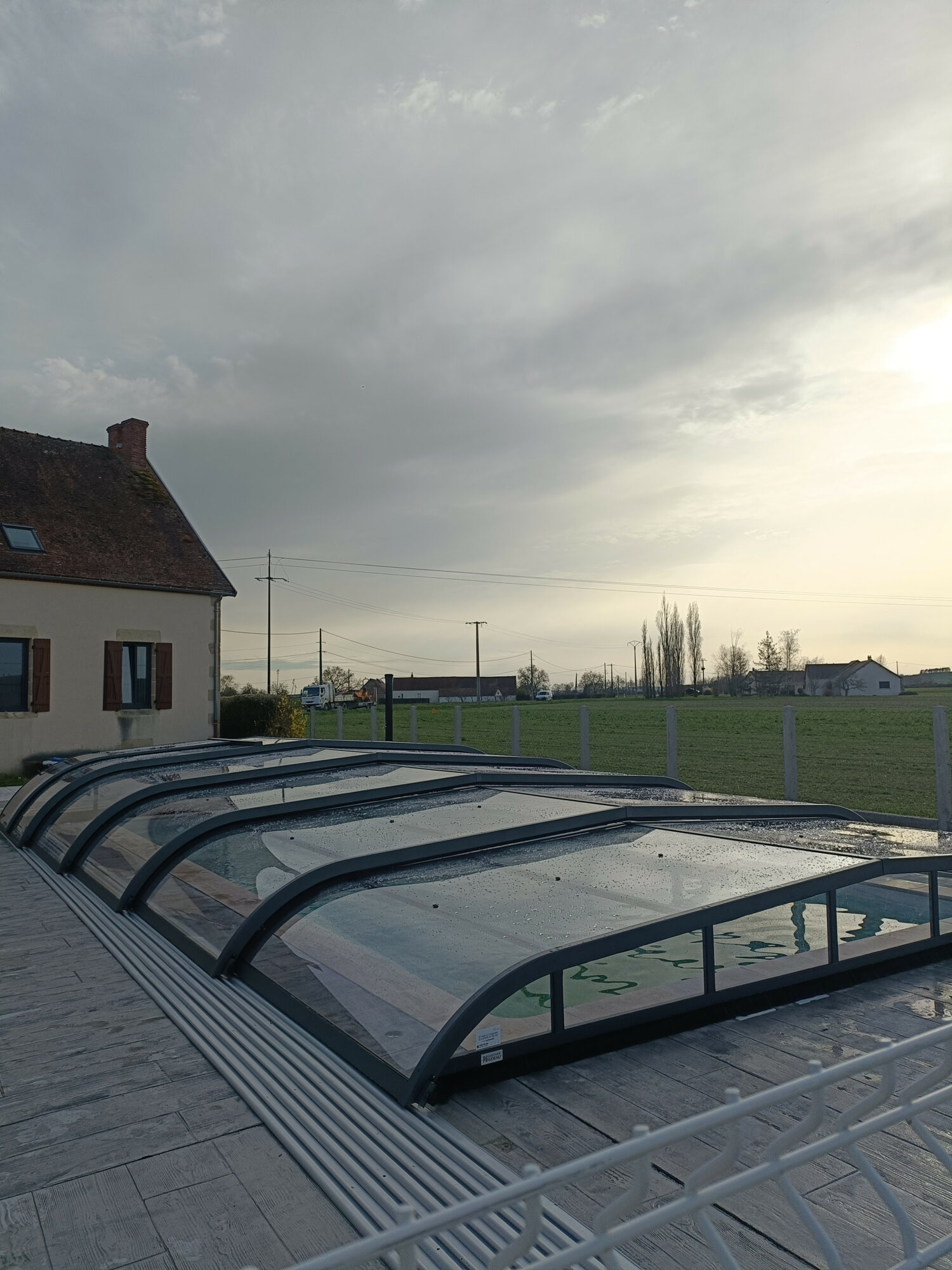 Abris de piscine bas (© a&b menuiserie)